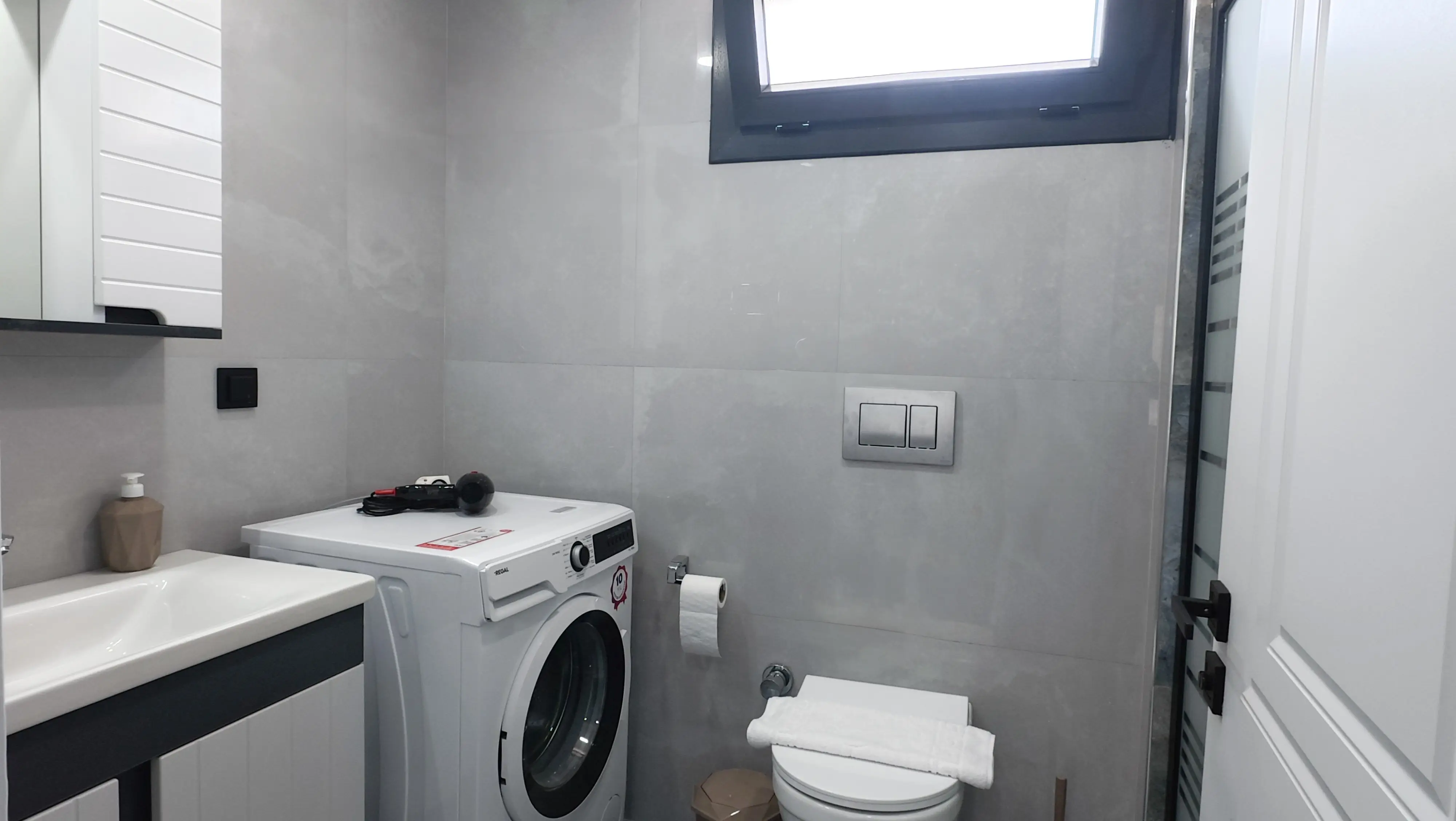 Pembe odaya ait özel banyo