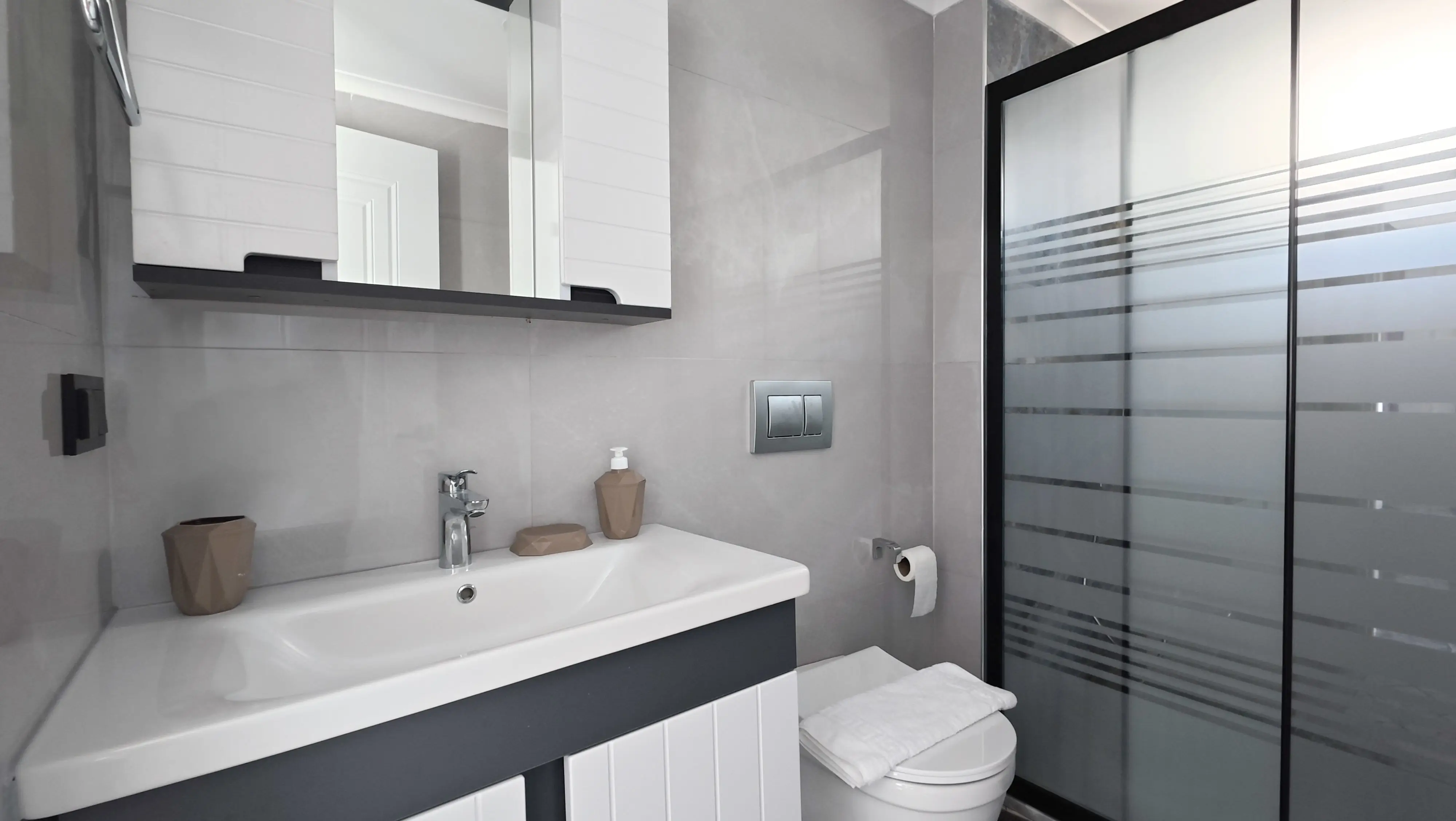 Mor odaya ait modern banyo