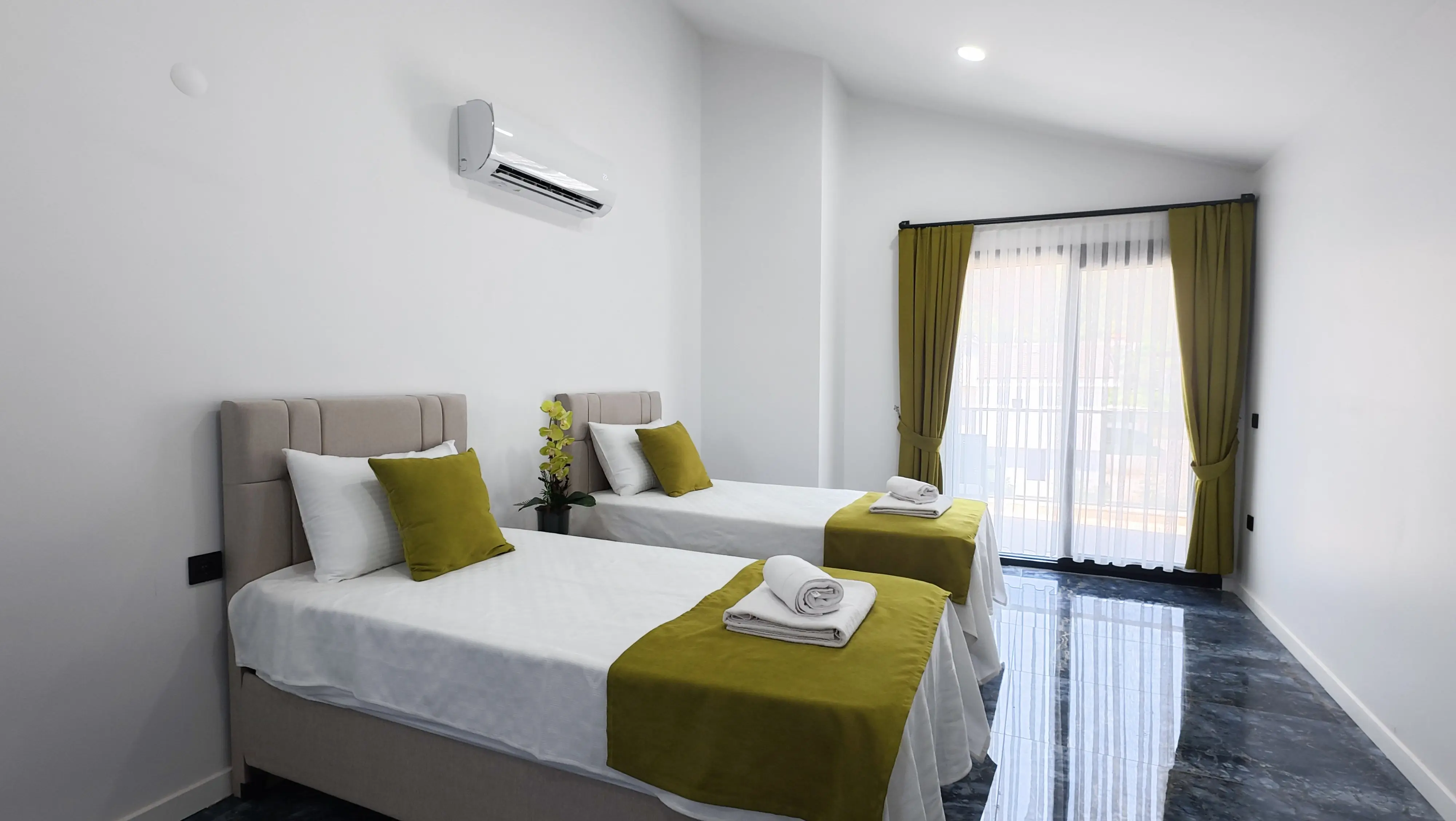 Zeytin yeşili tonlarında şık yatak odası