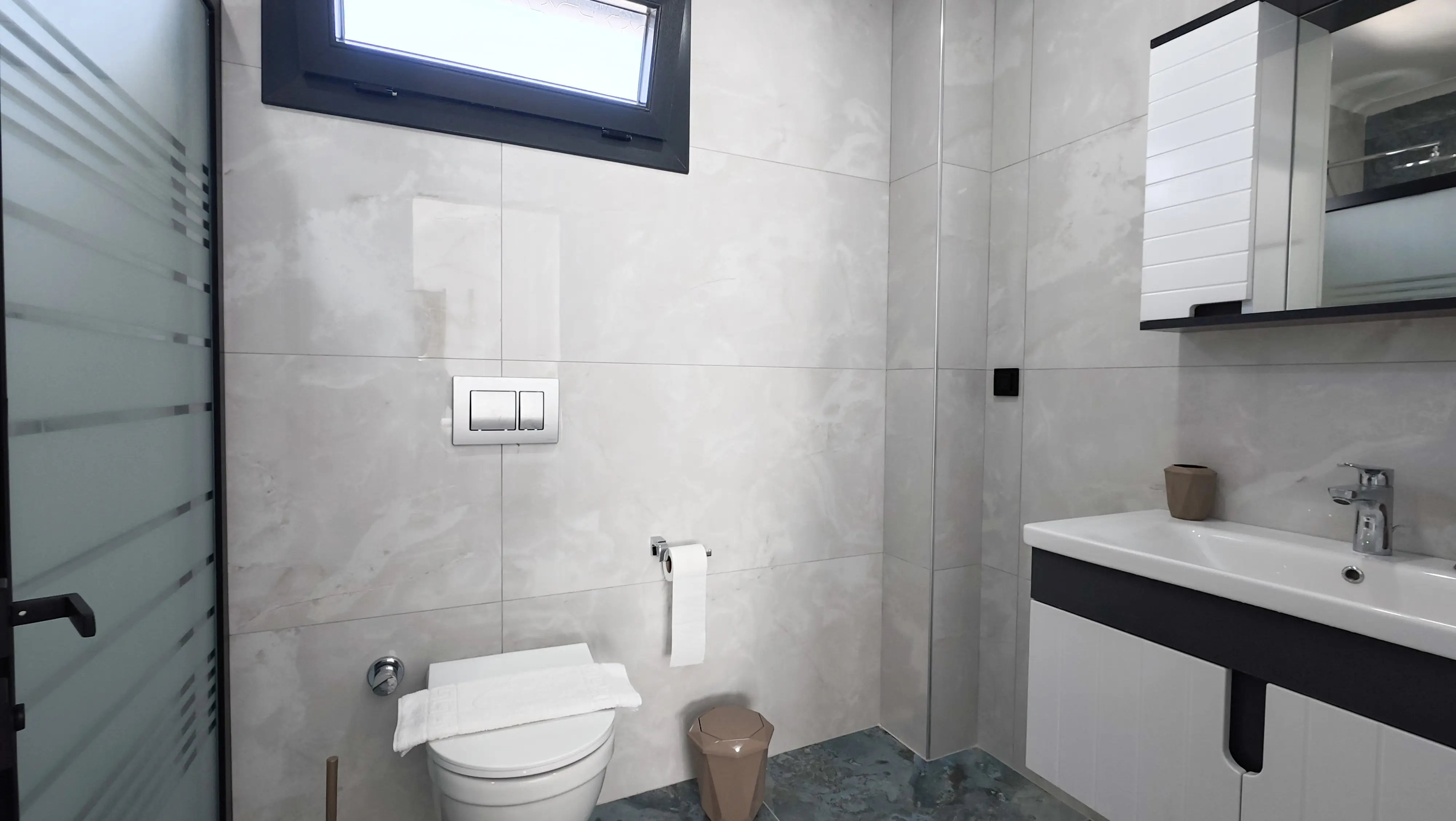 Zeytin yeşili odaya özel banyo