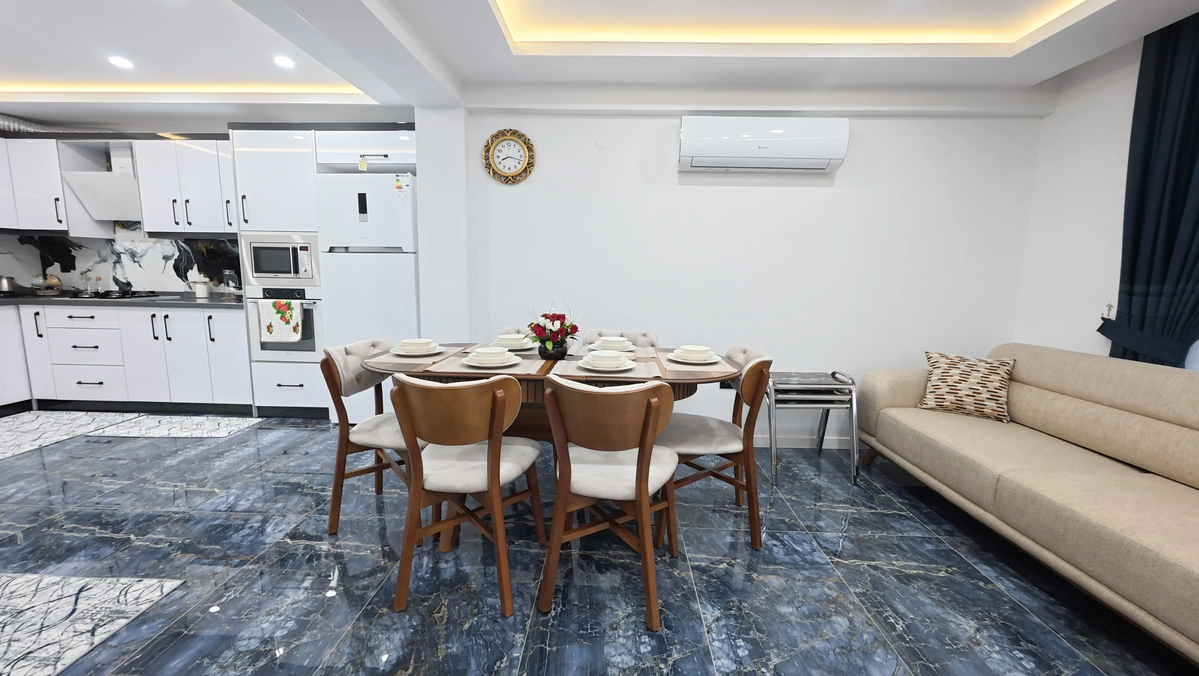 Tam donanımlı açık mutfak alanı