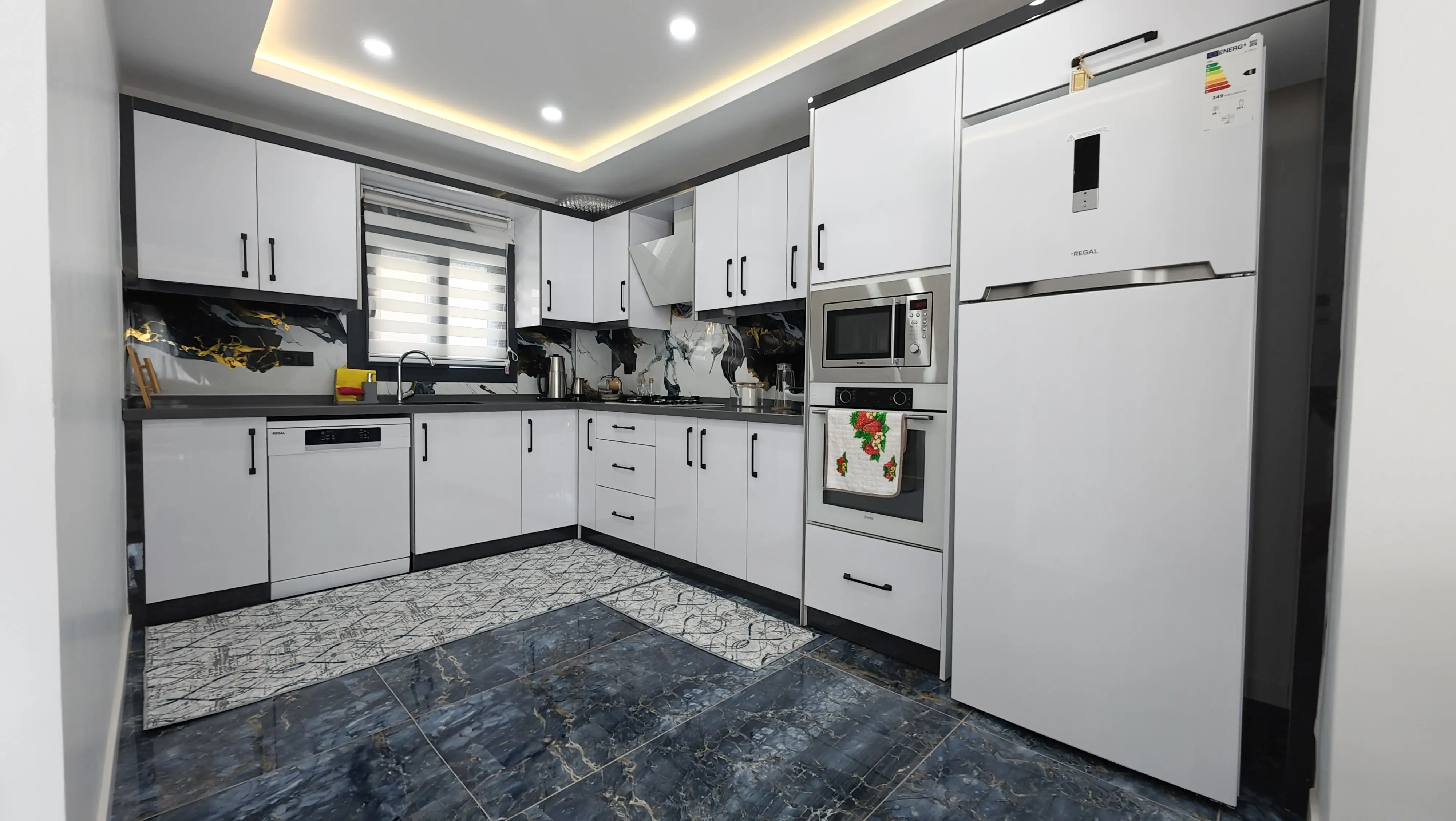 Modern mutfak tezgahı ve dolapları