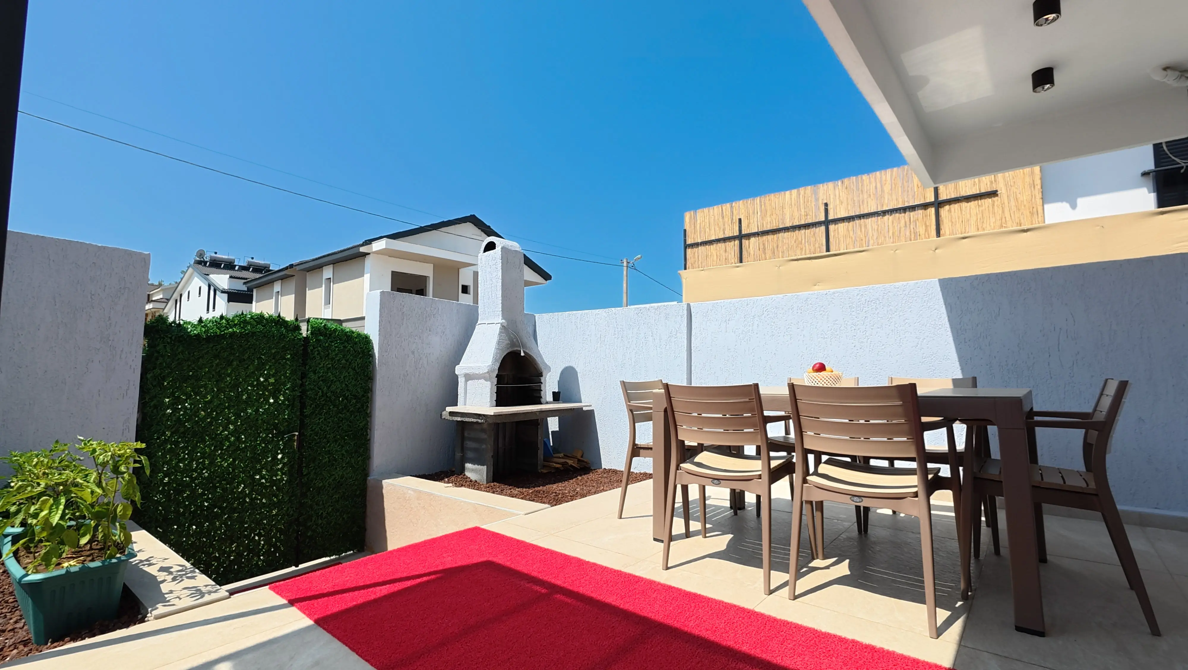 Geniş veranda ve dış mekan oturma alanı