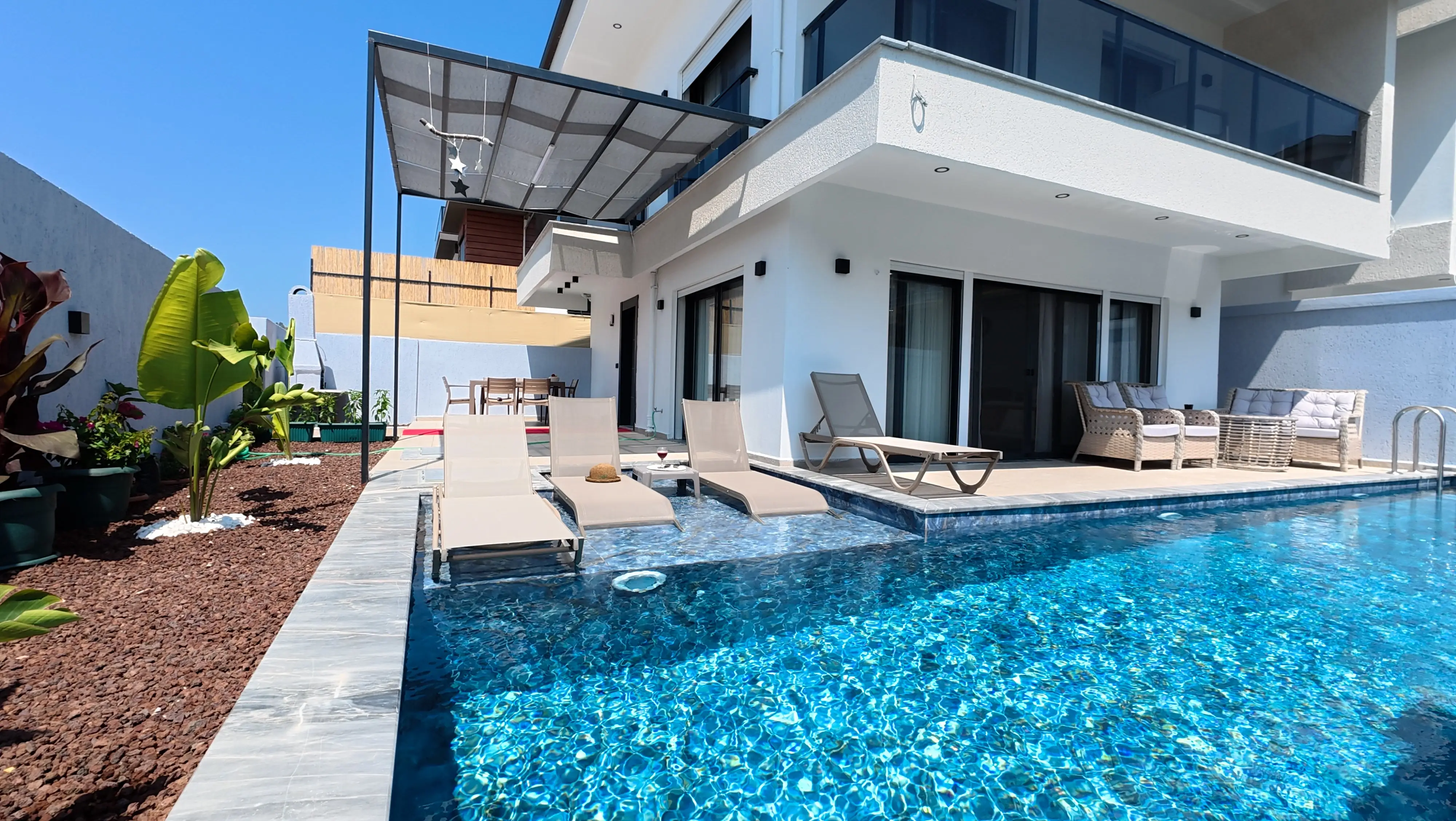 Deniz manzaralı havuz kenarı