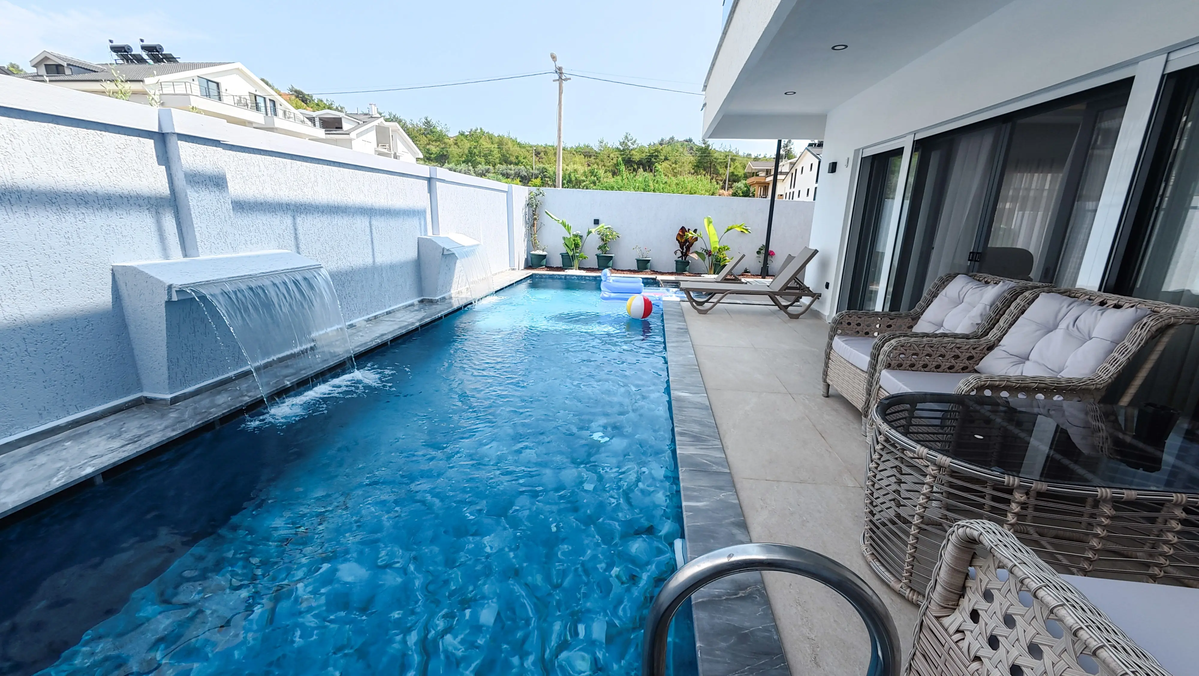 Geniş açık hava havuzu