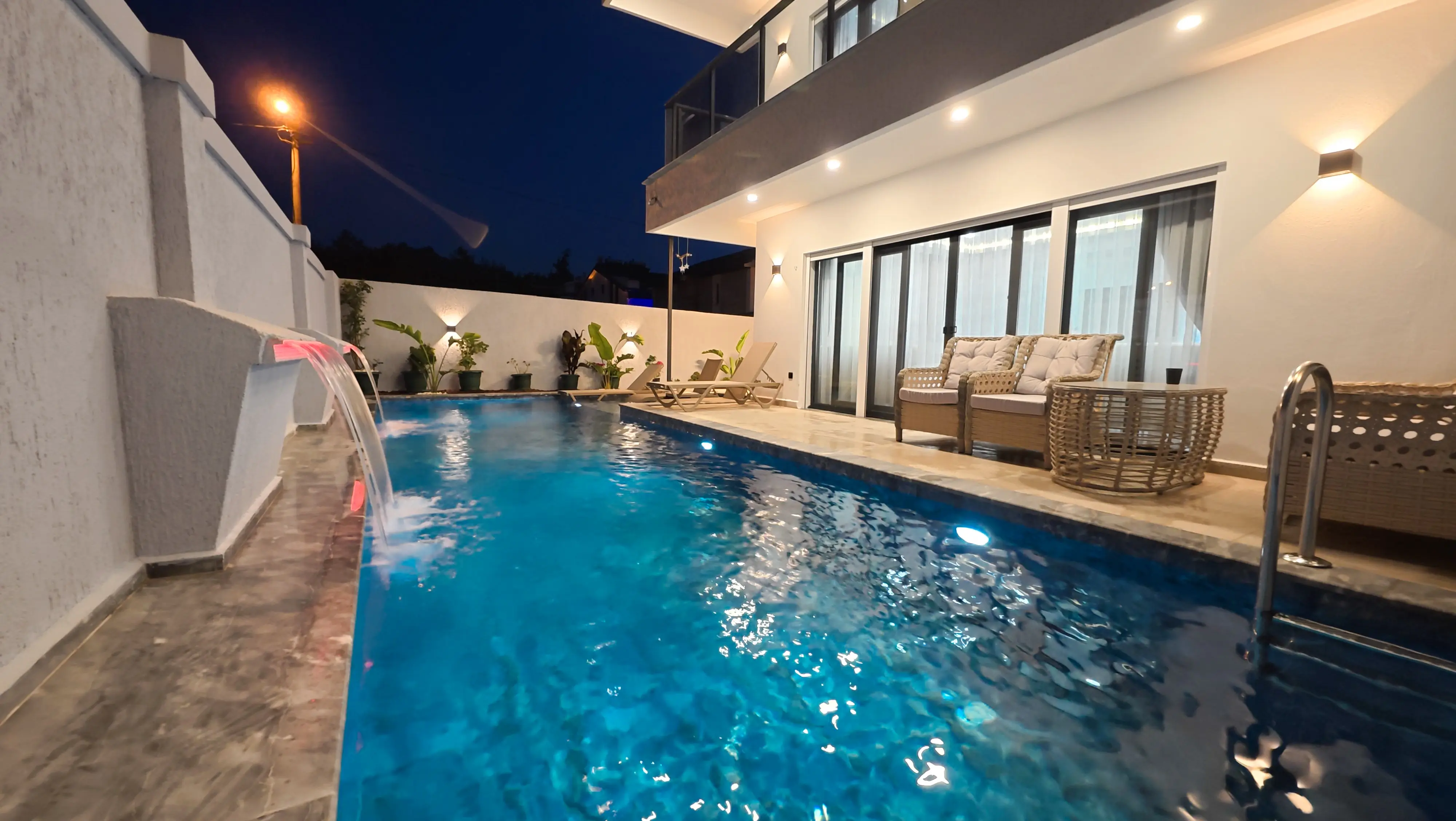 Bahçeye bakan havuz manzarası