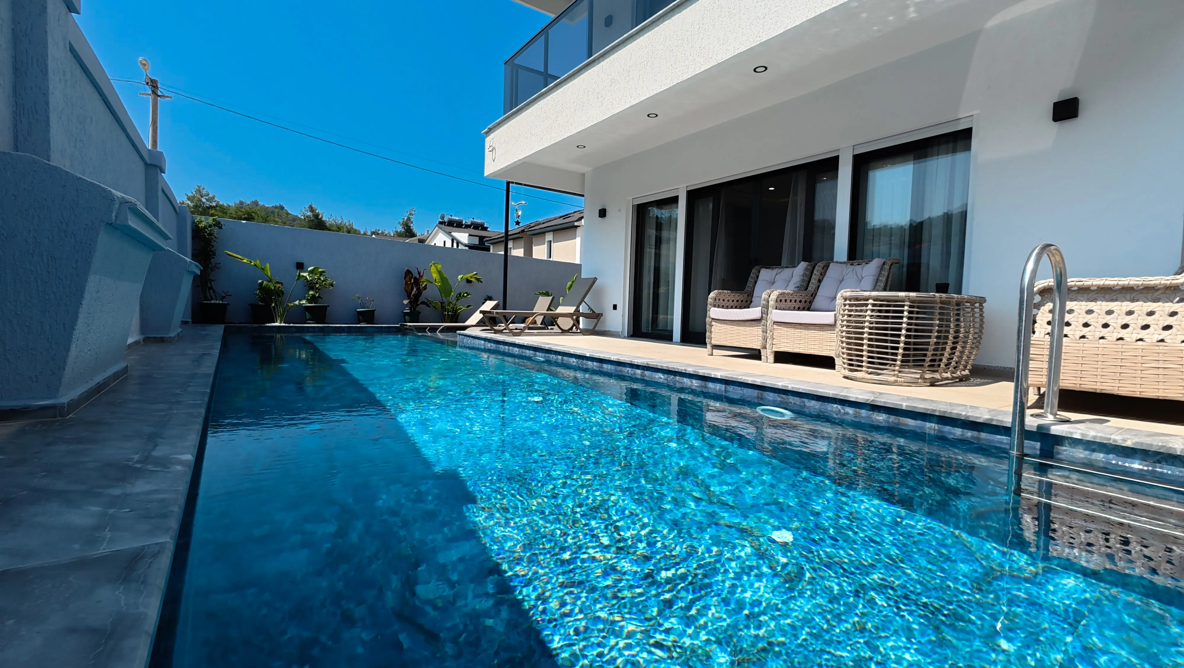 Akşam ışıklandırmalı havuz alanı