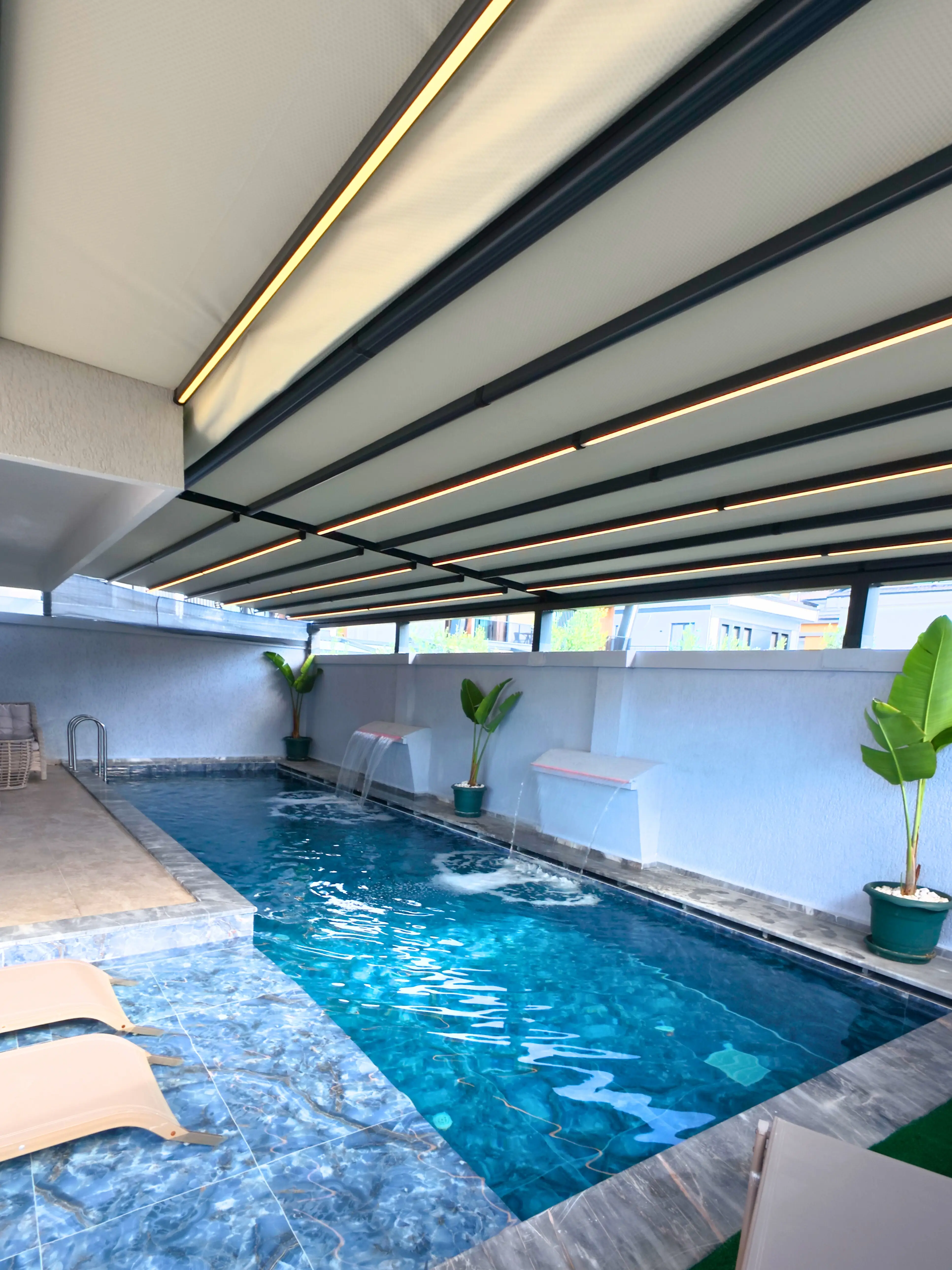 Akşam ışıklandırmalı havuz alanı