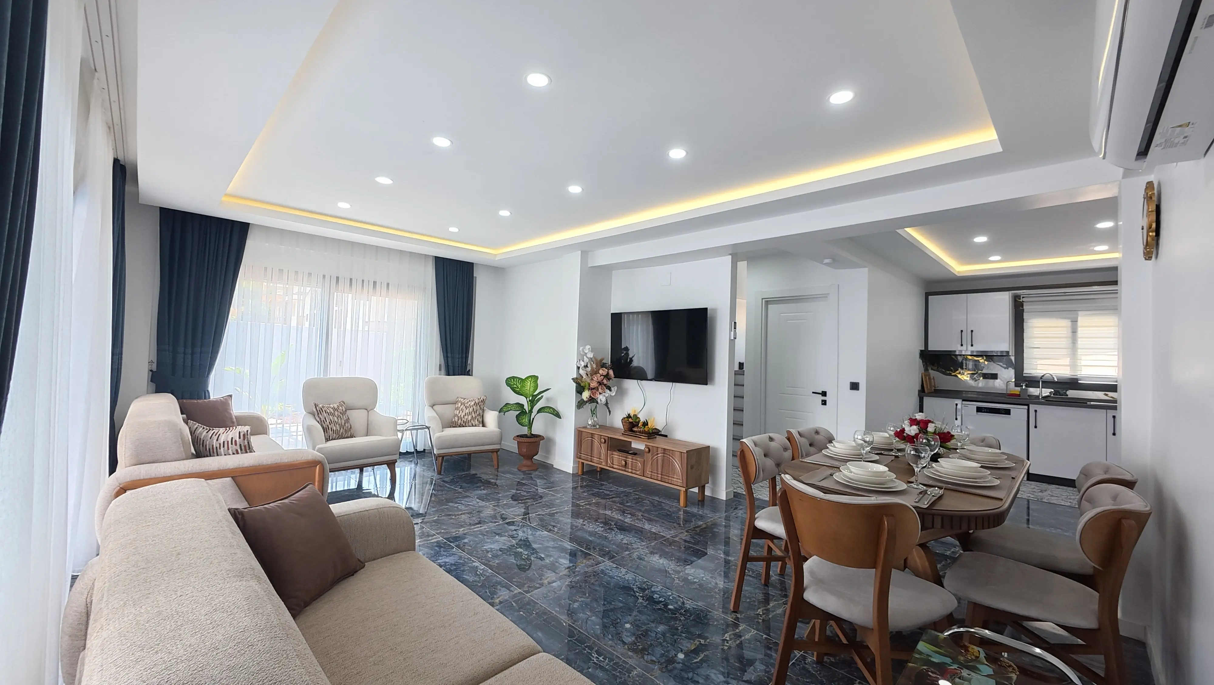 Şık mobilyalarla döşenmiş salon alanı