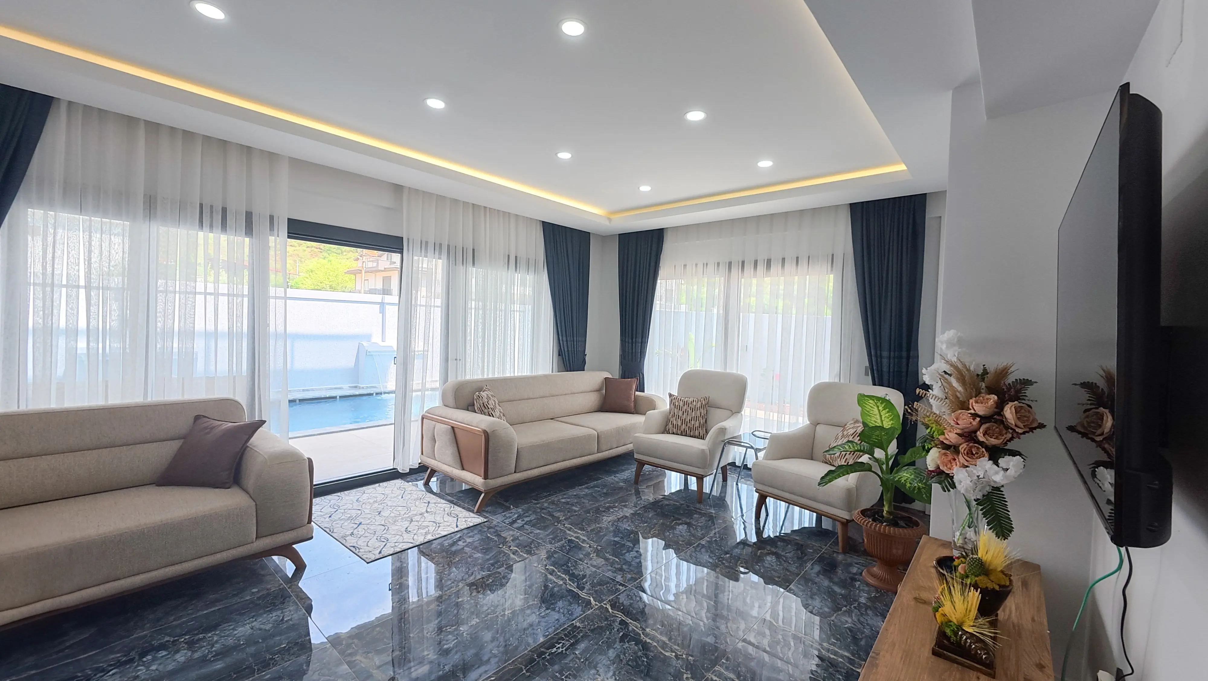 Salon penceresinden deniz manzarası