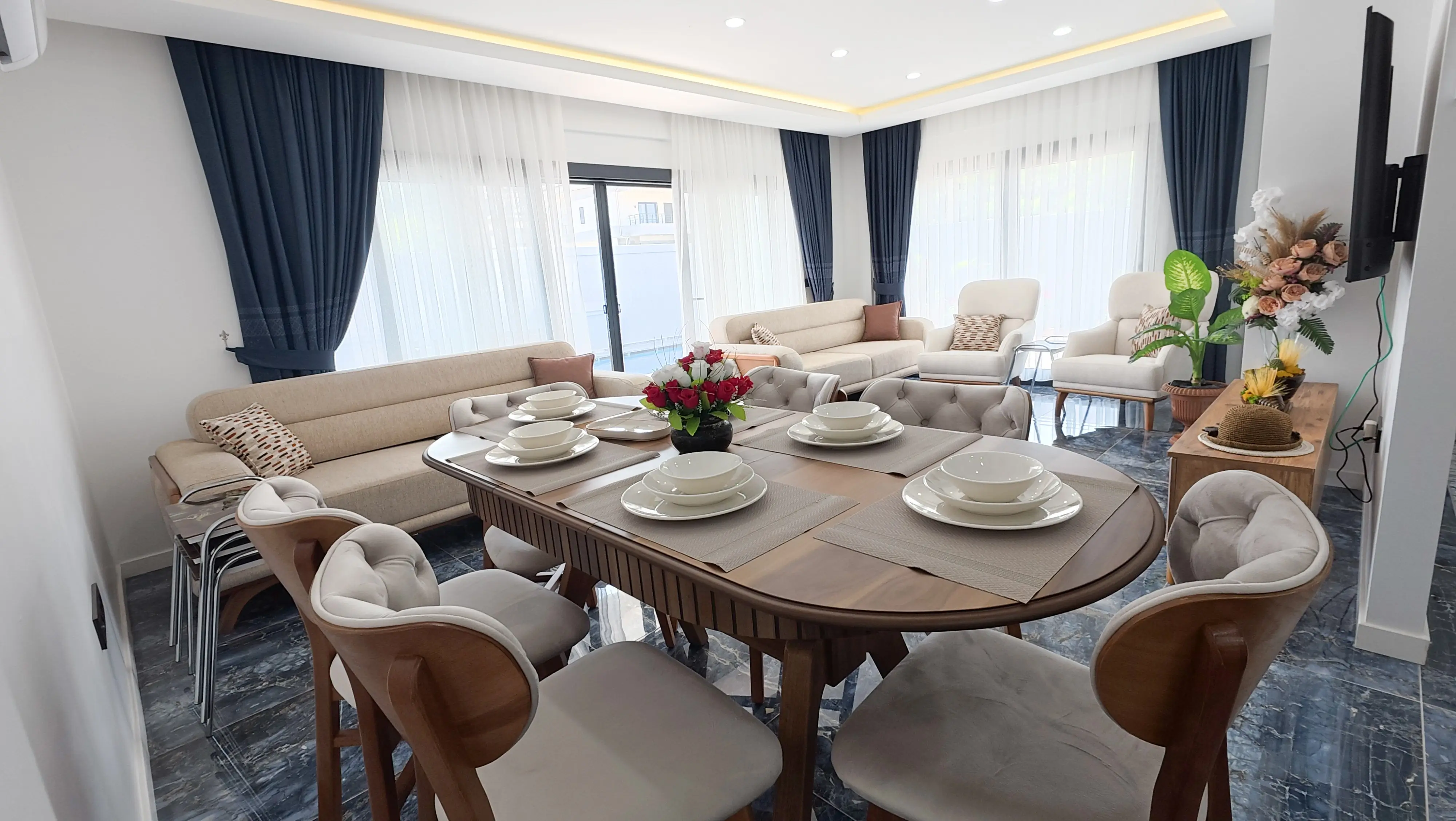 Aydınlık ve ferah iç mekan salonu