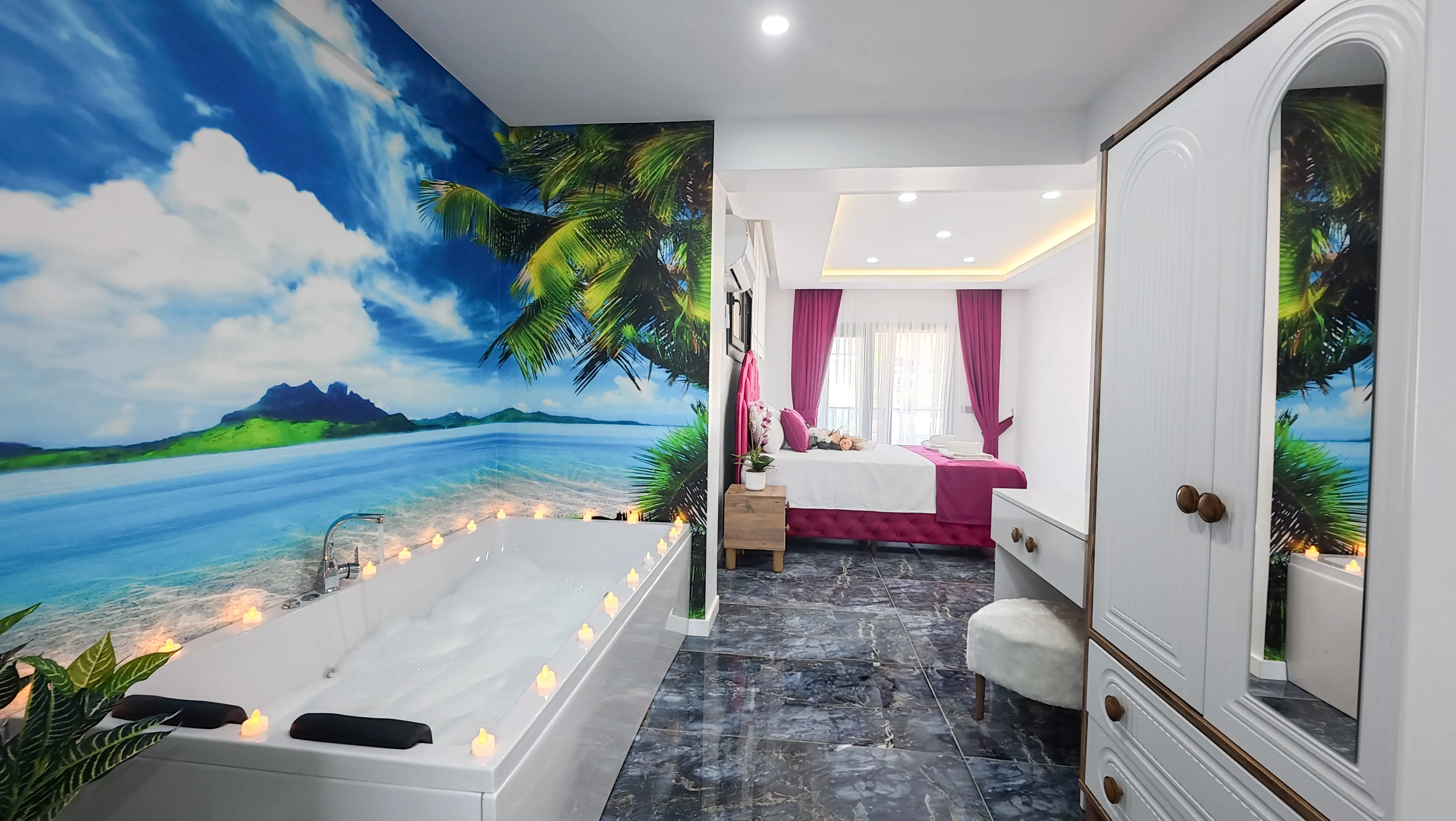 Geniş pencere ile aydınlık pembe oda