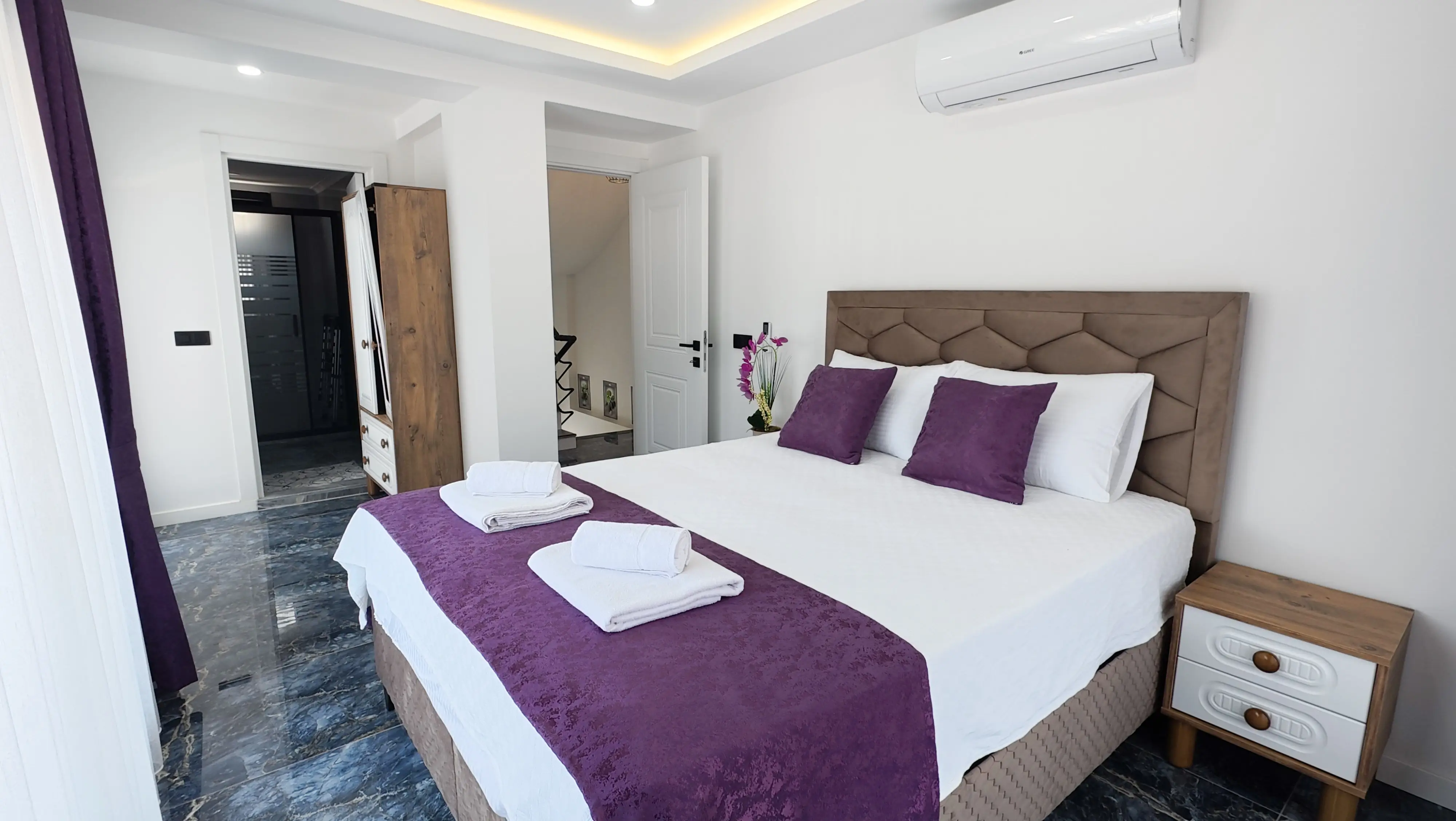 Mor odada çift kişilik konforlu yatak