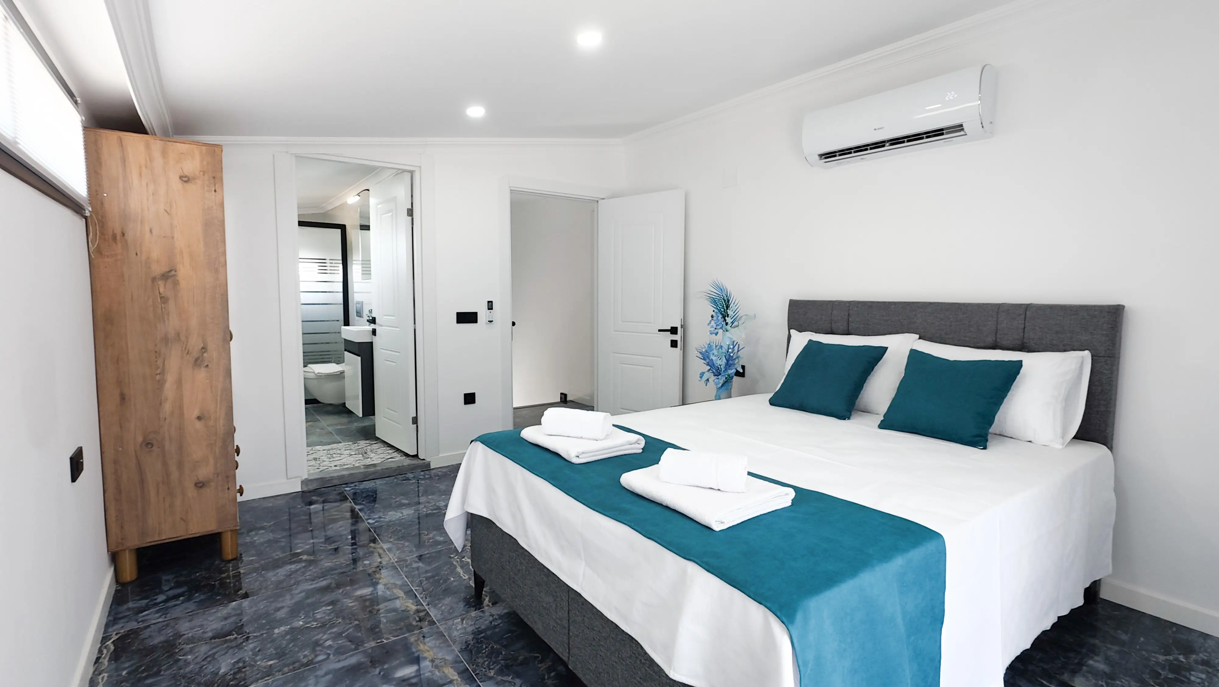 Turkuaz detaylı aydınlık oda