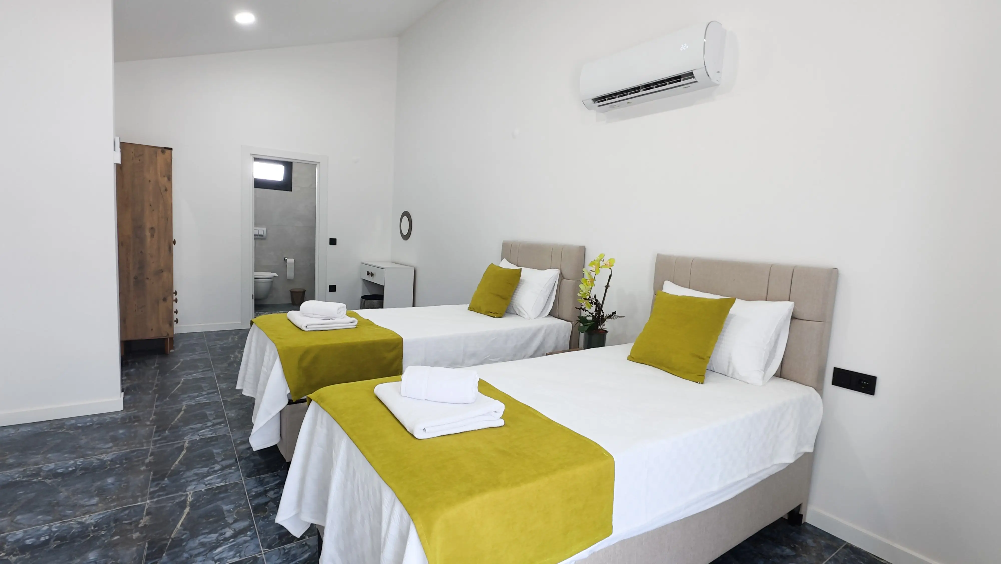 Doğal tonlarla dekore edilmiş zeytin yeşili oda